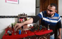 مجدي أبو طاقية يطوع فن المصغرات في مخيم النصيرات