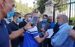قوات الاحتلال تقمع وقفة تضامنية وتعتقل محافظ القدس 