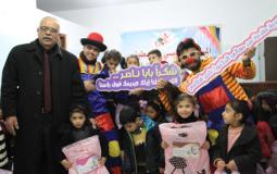 الوزير ناصر قطامي يقدم هدايا للأطفال بمناسبة يوم السرطان العالمي
