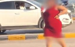 سعودية تسير بلباس فاضح في شوارع الرياض