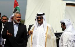 الامير حمد بن خليفة آل ثاني والد أمير دولة قطر  بجانب اسماعيل هنية رئيس المكتب السياسي لحركة حماس
