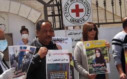 وقفة تضامنية مع الأسرى أمام الصليب الأحمر في نابلس 