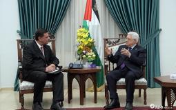الرئيس الفلسطيني محمود عباس والسفير الروماني