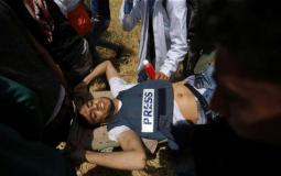 لحظة إصابة الصحفي ياسر مرتجى برصاص الاحتلال