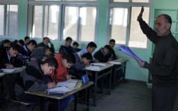 مدرس خلال أداء عمله في أحد مدارس فلسطين 