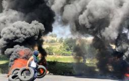 مواطن يشعل اطارات مطاطية في جمعة الكوشوك شرق قطاع غزة