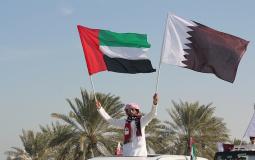 مواطن يرفع علمي قطر والامارات