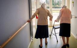 مسنة في بيت كبار السن