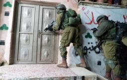قوات الاحتلال تعتقل مواطنين في الضفة الغربية