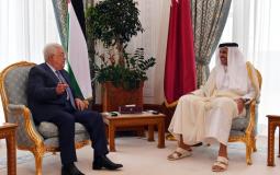 الرئيس عباس خلال اجتماع سابق مع أمير قطر