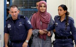 المواطنة التركية إبرو أوزكان مع الشرطة الإسرائيلية