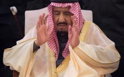 خادم الحرمين يؤدي صلاة الميت على الأمير طلال بن عبد العزيز