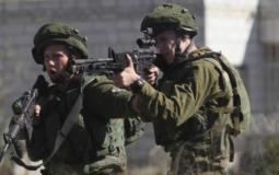 جنود الاحتلال يصوبون أسلحتهم باتجاه شبان فلسطينيون 
