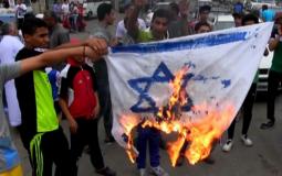 شبان فلسطينيون يحرقون علم اسرائيل  - إرشيفية -