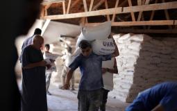أونروا تقوم بتوزيع المساعدات الغذائية في غزة - أرشيفية