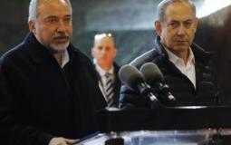 بنيامين نتنياهو رئيس الحكومة الإٍسرائيلية وأفيغدور ليبرمان وزير الأمن السابق -ارشيف-