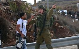 الاحتلال يعتدي على صحفي فلسطيني -ارشيف-