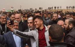  صورة السيلفي التي التقطها أحد الشبان مع رئيس حركة حماس في غزة يحيى السنوار شرق غزة