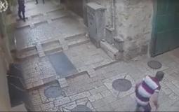  لحظة وقوع عملية الطعن في القدس صباح اليوم