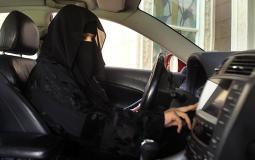 سعودية تستعد لقيادة سياراتها في الرياض