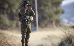 جندي اسرائيلي يراقب الحدود مع غزة