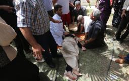 أحد الموظفين المضربين عن الطعام داحل مقر وكالة الغوث في غزة تعرض للإغماء