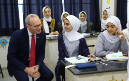 وزير خارجية إيرلندا يلتقي طلبة الأونروا في جباليا شمال قطاع غزة