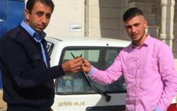 مواطن يسلم مركبته غير القانونية للشرطة في طولكرم