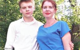 صورة الفتى الروسي ووالدته