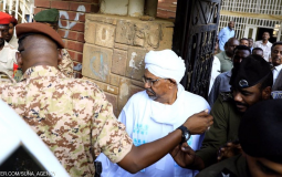 الرئيس السوداني المعزول عمر البشير يشارك في مراسم دفن والدته