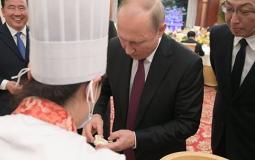 فلاديمير بوتين خلال حضوره مطعم للمأكولات في الصين