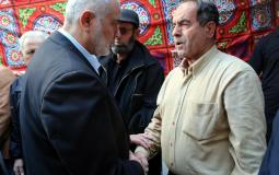 هنية يؤدي واجب العزاء في وفاة الصحفي محمد داوود