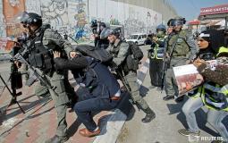 الاحتلال يعتدى على صحفيين فلسطينيين