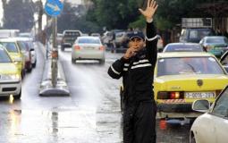 شرطي مرور ينظم حركة السير خلال فصل الشتاء في غزة