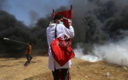 تعرض أحد عناصر الطواقم الطبية إلى إطلاق قنابل الغاز المُسيل للدموع شرق غزة