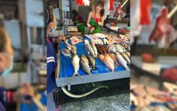 عارضة الأزياء التايوانية تبيع الأسماك برفقة والدتها