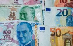 انخفاض الليرة التركية متأثرة بإقالة محافظ البنك المركزي