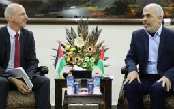 رئيس حركة حماس في قطاع غزة يحيى السنوار (يمين)، السفير السويسري جوليان توني