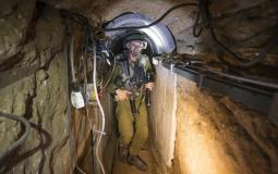 جندي اسرائيلي داخل أحد الانفاق قرب حدود غزة