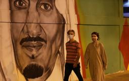  سعوديون يرتدون كمامات وقاية من فيروس كورونا 
