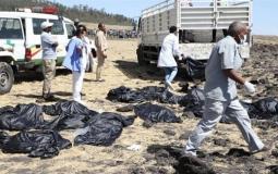 مسعفون ومنقذون يجمعون أشلاء ضحايا الطائرة الأثيوبية