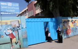 معلمات يخرجن من أحد مدارس الاونروا في غزة