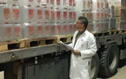 موظف يفحص شاحنات الأدوية لدى وصولها لغزة عر كرم أبو سالم