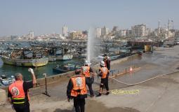 الدفاع المدني يشرع بغسل وتعقيم ميناء غزة