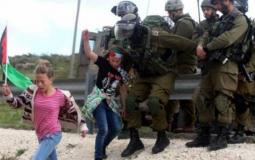 صورة لجنود الاحتلال تعتدي على الأطفال