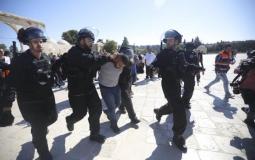 الاحتلال يعتقل مواطنا عند المسجد الأقصى