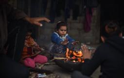 عائلة فقيرة من غزة تحتمي من برد الشتاء - ارشيف
