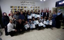 سيدة الأرض تكرم بطل مسابقة تصميم الروبوت العالمية