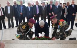 الرئيس محمود عباس يضع اكليلا من الزهور على ضريح الرئيس الشهيد عرفات بحضور أعضاء اللجنة التنفيذيةالجدد