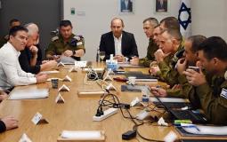 نفتالي بينت خلال اجتماعه مع قادة الجيش والأمن الإسرائيلي